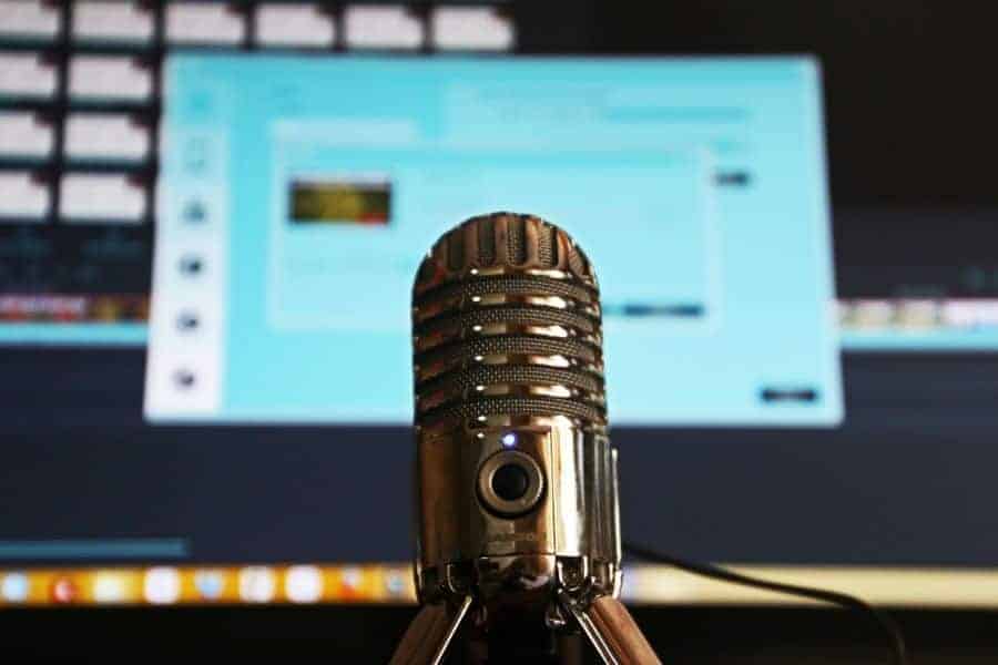 Should I Record My Podcast in Mono or Stereo? 1 microphone in front of computer screen