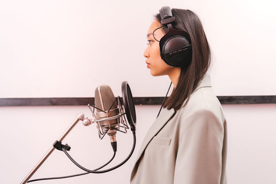 The Best Headset Microphones For Recording Audio (2023) 4 Woman Standing in Front of a Microphone