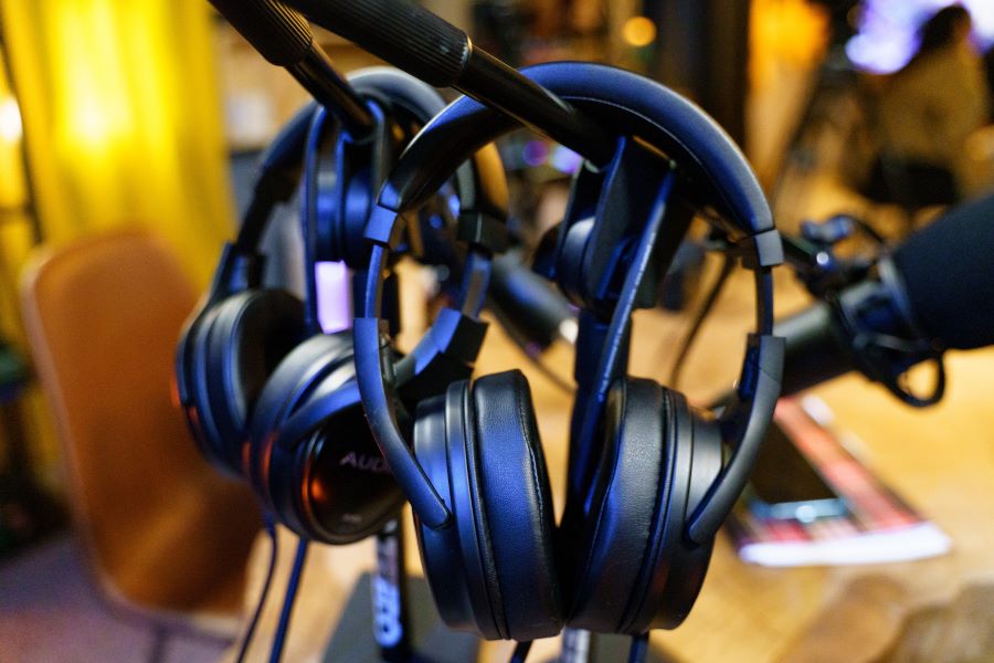 How Many Podcast Episodes Should You Launch With? 11 black headphones