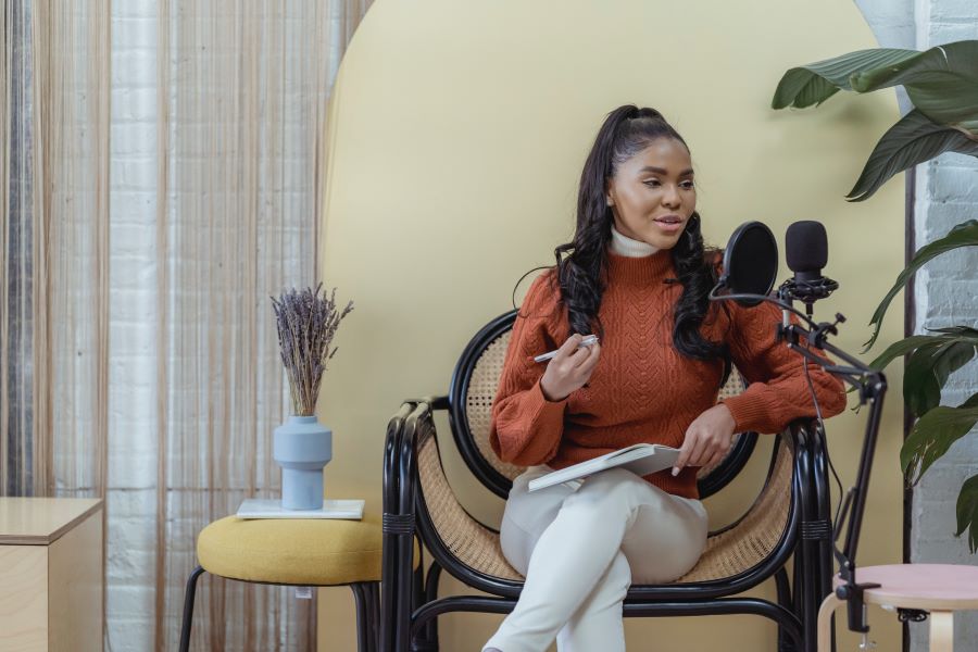 Best Budget USB Microphones in 2023 1 black woman using USB mic