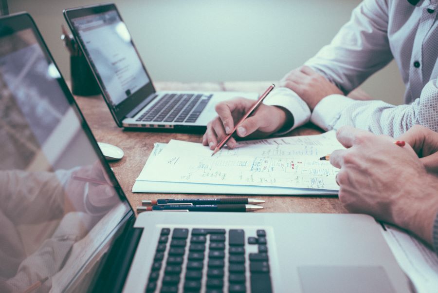 How Many Podcast Episodes Should You Launch With? 21 brainstorming over paper