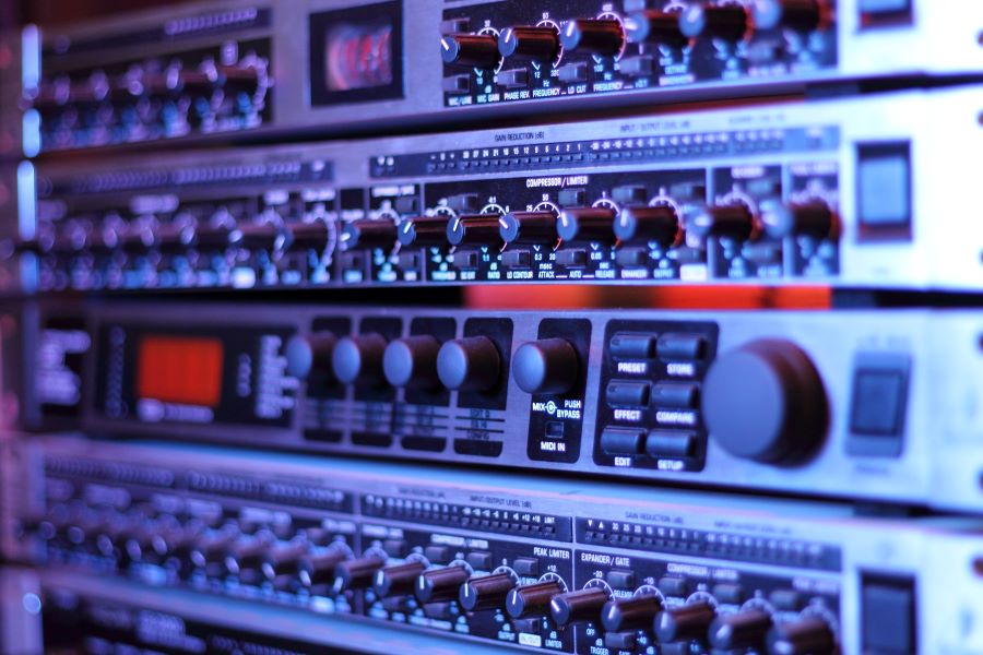 Audio Interface vs. Mixer: Which is Better for Podcasting? 2 audio interface