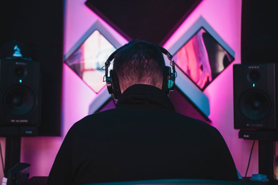 How to Muffle Audio in Audacity | 5 Easy Steps 1 man wearing black headphones