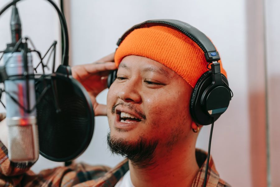 9 Best Closed Back Headphones Ranked: A Buying Guide 11 man wearing podcasting headphones
