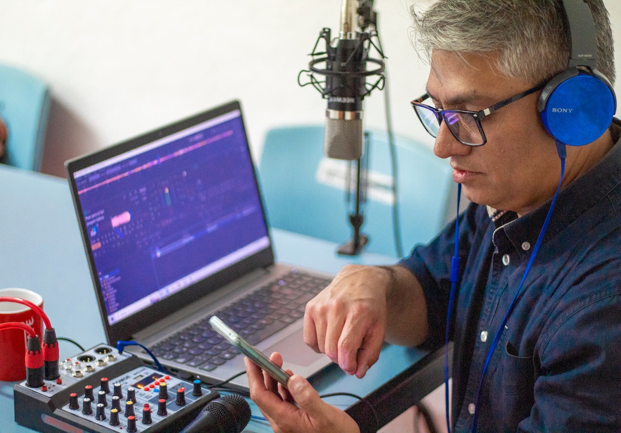 How Much Do Podcast Ads Cost In 2024? 5 How much do podcast ads cost: The cost of a 30-second ad on a podcast can vary widely based on several factors, including the podcast's audience size.