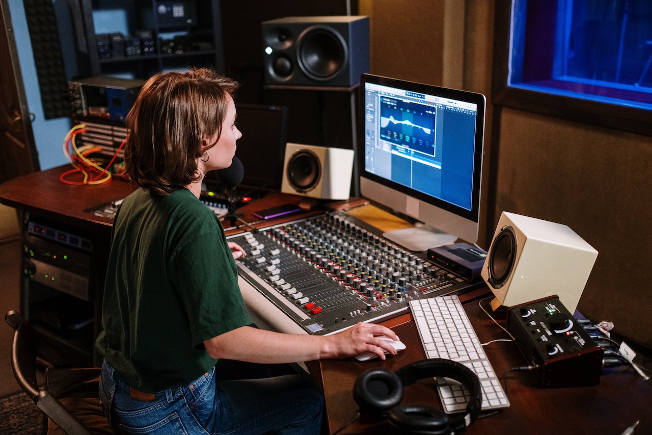 How to Set Up a Temporary Soundproof Wall In 4 Easy Steps 1 Acoustic foam, a temporary soundproof wall for you, works by breaking down the sound waves, preventing echo and noise reflections.