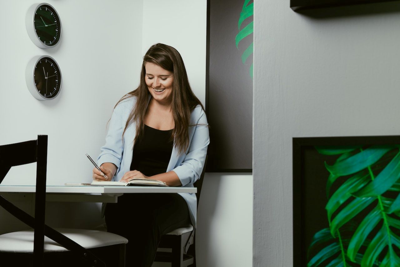 How Much Do Podcast Ads Cost In 2024? 6 How much do podcast ads cost: Deciding whether to pay for advertising your podcast depends on your goals, budget, and the stage of your podcast.