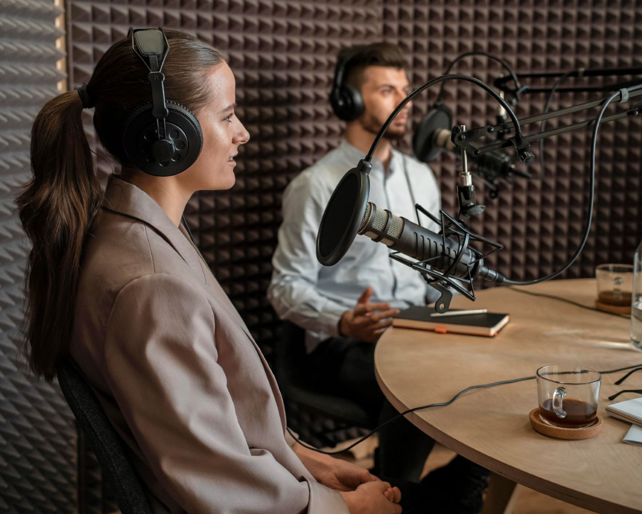 How Do Acoustics Affect Sound Quality? 2 How do acoustics affect sound quality? Carpets can add warmth to a room's acoustics, softening the overall sound profile.