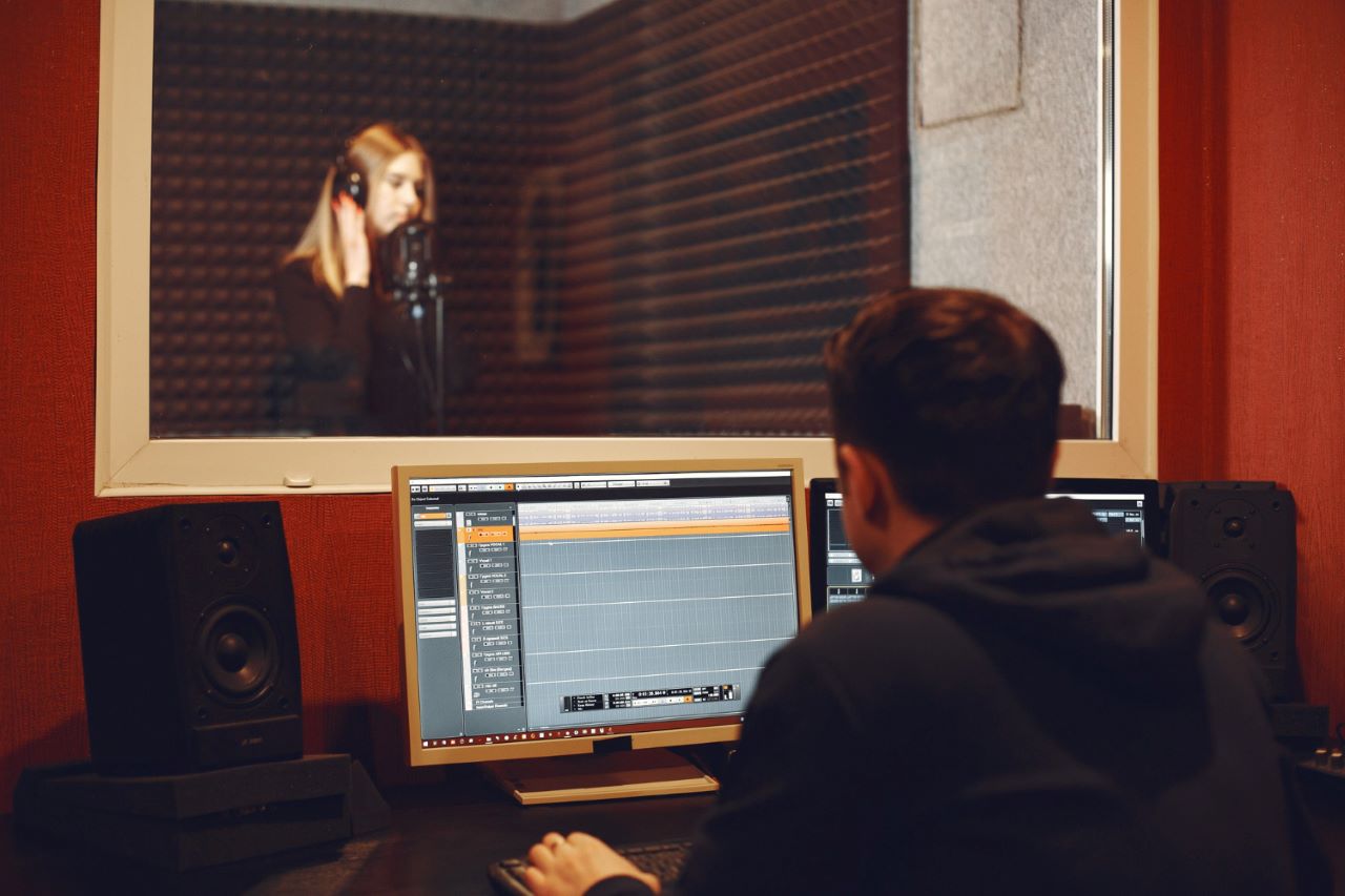 How Do Acoustics Affect Sound Quality? 4 How do acoustics affect sound quality? Combining concrete with absorbing materials like rugs or wall hangings can create a more balanced acoustic environment.