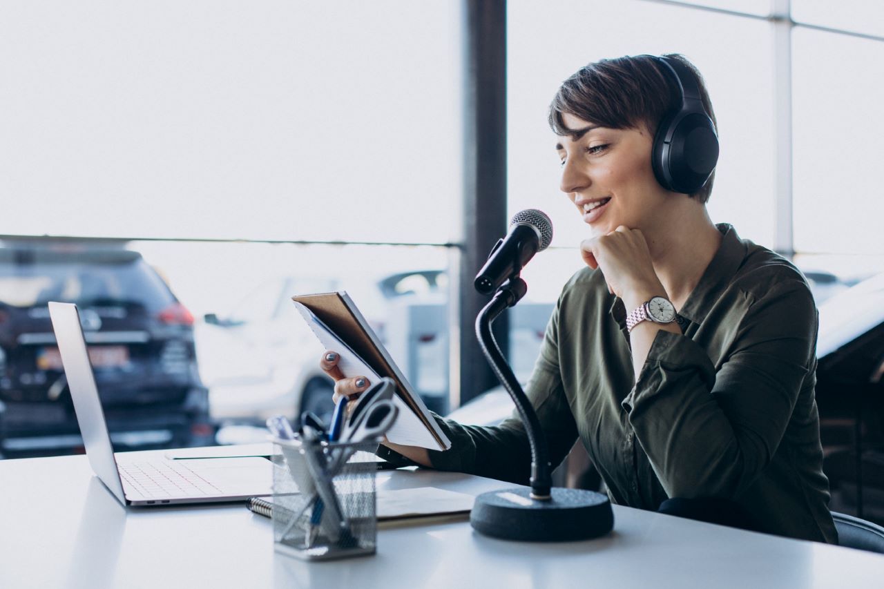 SM7B vs SM58: Simplified Insights for Audiophiles 4 SM7B vs SM58: The SM58, tailored for vocals, has a tailored frequency response with a brightened midrange and bass roll-off.