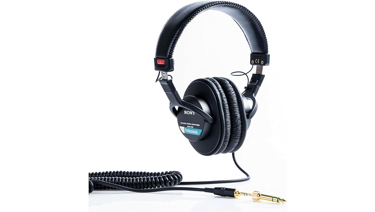 9 Best Closed Back Headphones Ranked: A Buying Guide 1 Best closed back headphones: Sony MDR7506's closed ear design provides comfort and outstanding reduction of external noises.