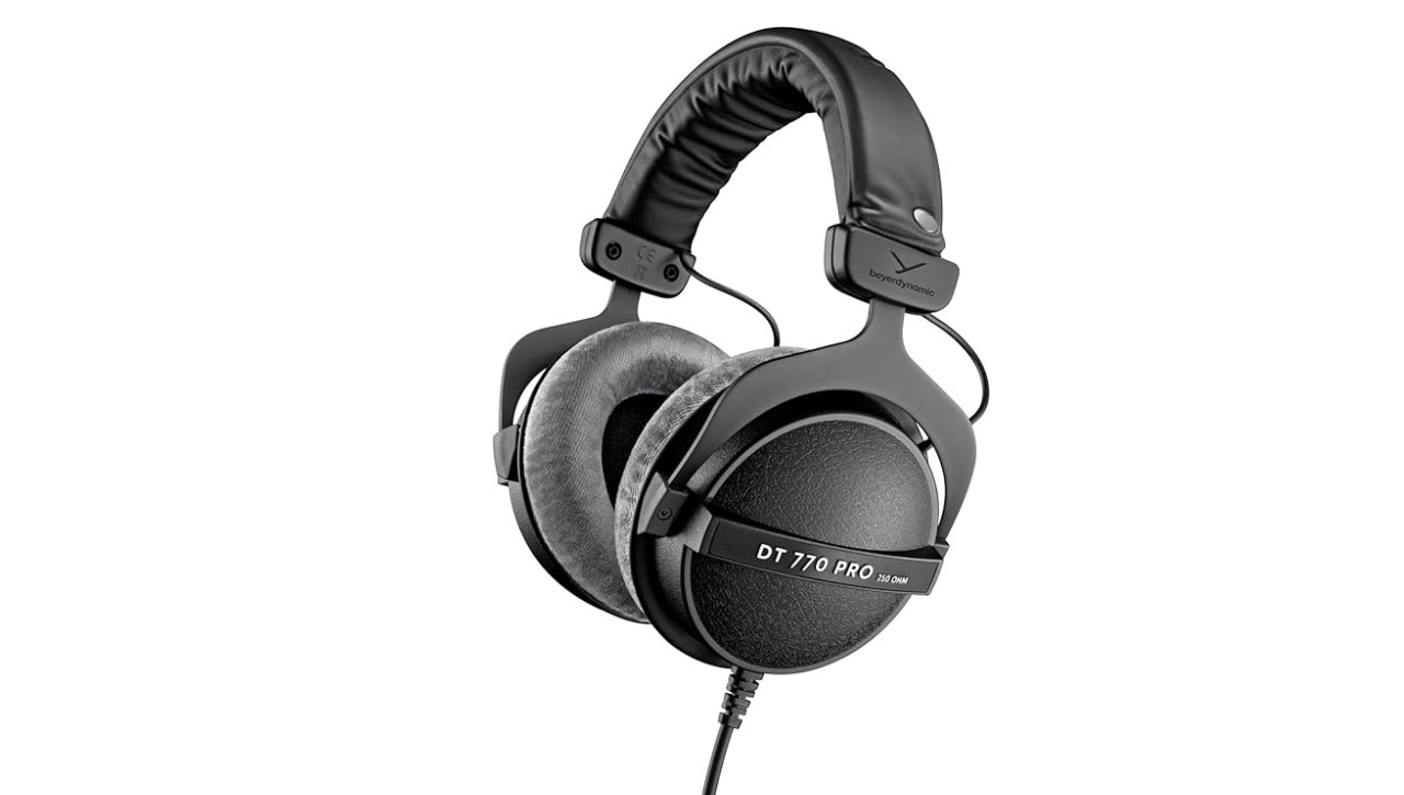 9 Best Closed Back Headphones Ranked: A Buying Guide 2 Best closed back headphones: The DT 770 PRO headphones remain the top choice for music producers, sound technicians and broadcast users.