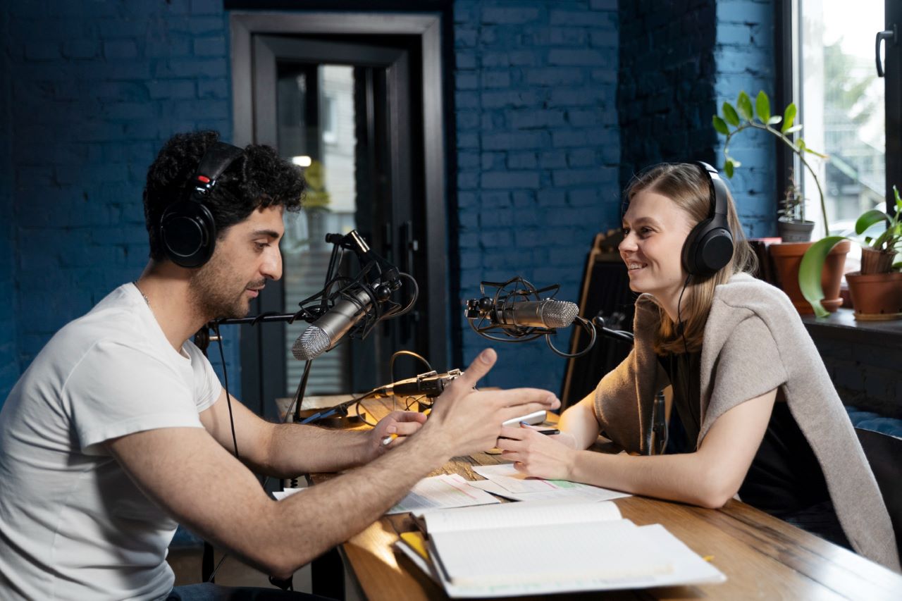 How Do Acoustics Affect Sound Quality? 3 How do acoustics affect sound quality? Strategic placement of curtains or blinds, along with other absorbing materials, can result in sound waves bounce plus it can help mitigate the reflective nature of glass.