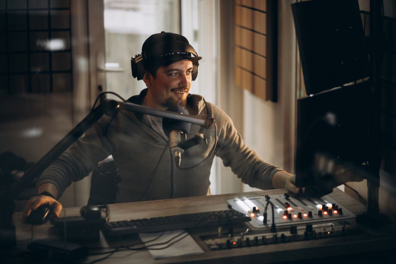 What Are Three Types Of Audio Editing Techniques? 1 What are three types of audio editing techniques? Technique one: Equalization (EQ)