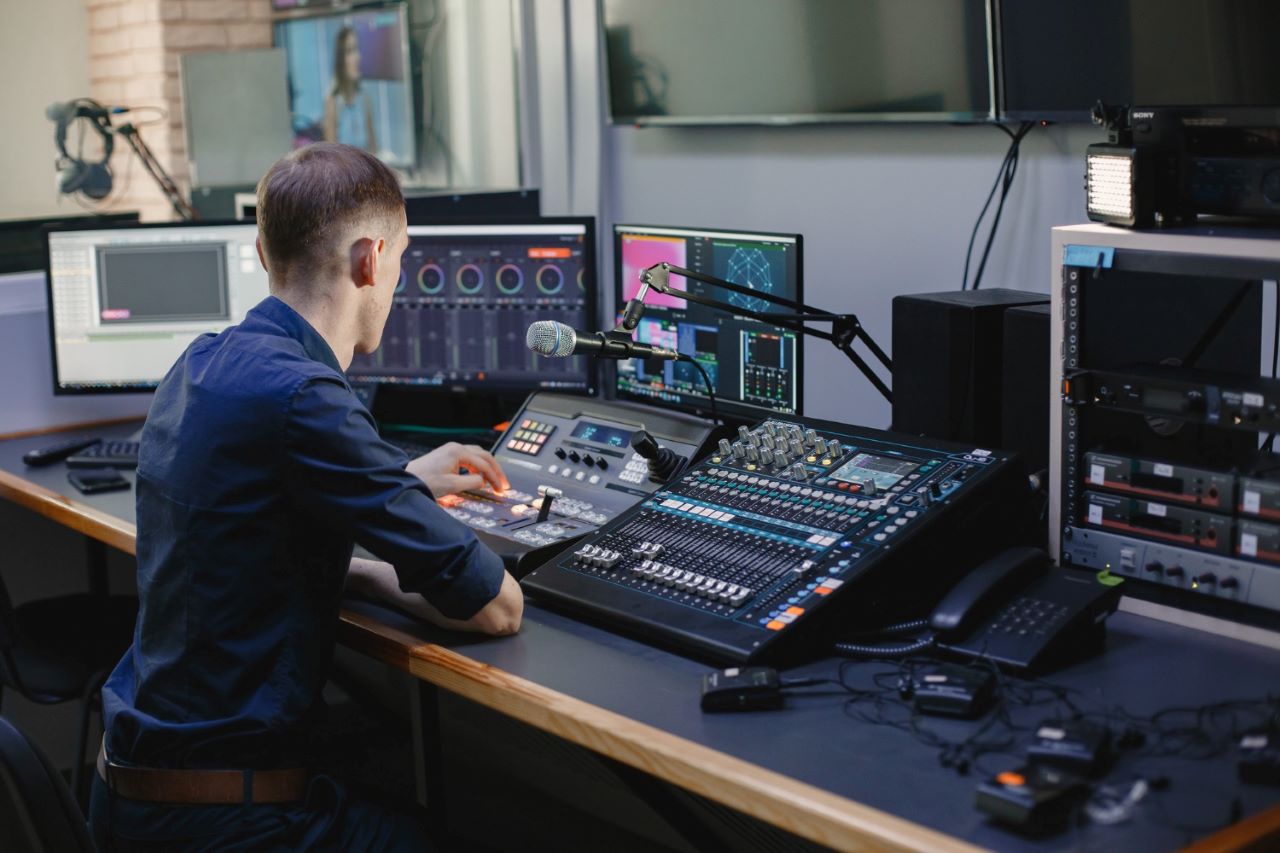 What Are Three Types Of Audio Editing Techniques? 2 What are three types of audio editing techniques? Graphic Equalizer: This type of EQ provides a visual representation of frequency bands.