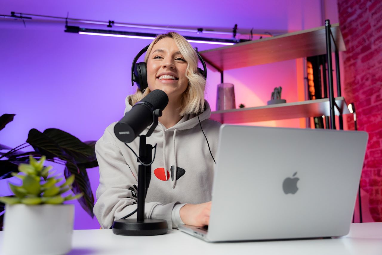 How Many Podcast Episodes Should You Launch With? 5 How many podcast episodes should you launch with? Launching with a single powerful interview can make a strong statement.